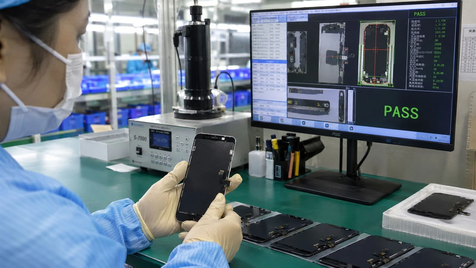 Inspection of Finished iPhone LCD Screens Inspection of Finished iPhone LCD Screens