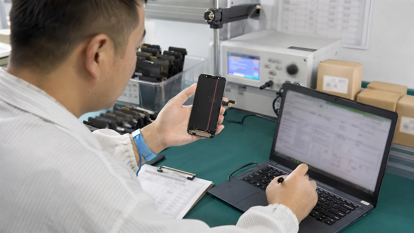 iPhone LCD defect report documented during factory quality inspection iPhone LCD defect report documented during factory quality inspection